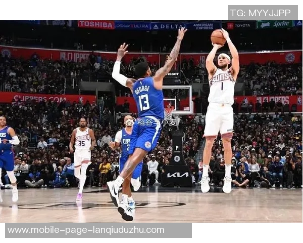 布克首节表现出色三分球未中依然轻松拿下12分2板2助