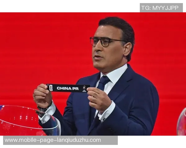 阿根廷足球传奇巴蒂与肯佩斯同框共庆世界杯抽签盛典